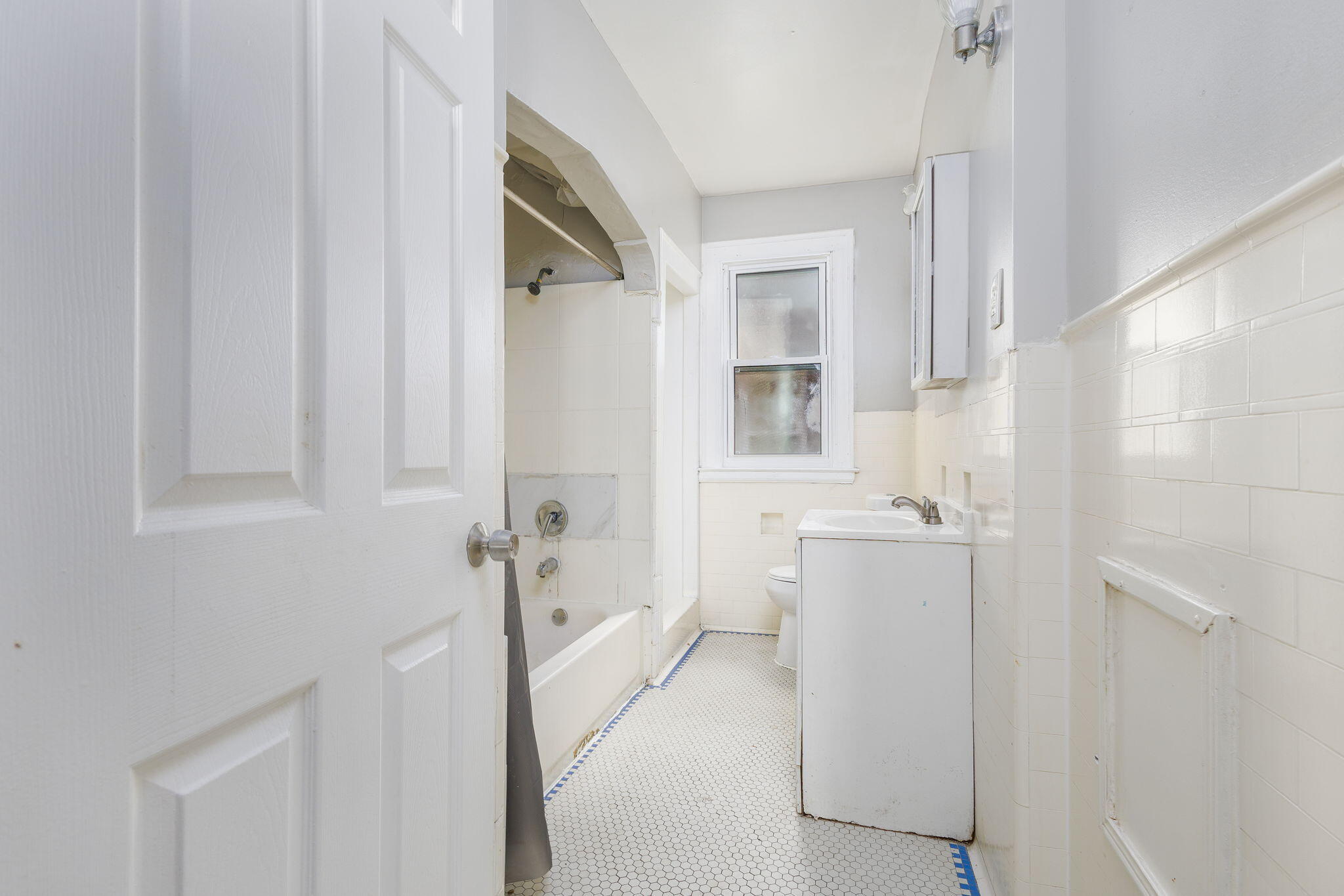 2704 Webb Street Detroit, MI 48206 - Photo 14 of 15 16-web-or-mls-WebbLwr_2704 - Bath v1 - 2