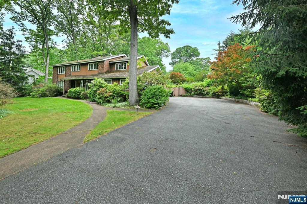9 Lyncrest Drive Paramus, NJ 07652 - Photo 5 of 49