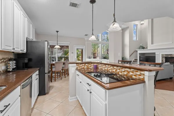 $825,000 | 15 Barlow Court, The Woodlands, TX 77382