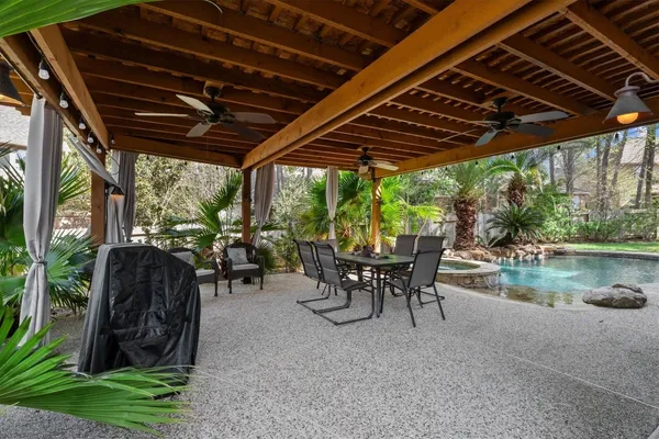 $825,000 | 15 Barlow Court, The Woodlands, TX 77382