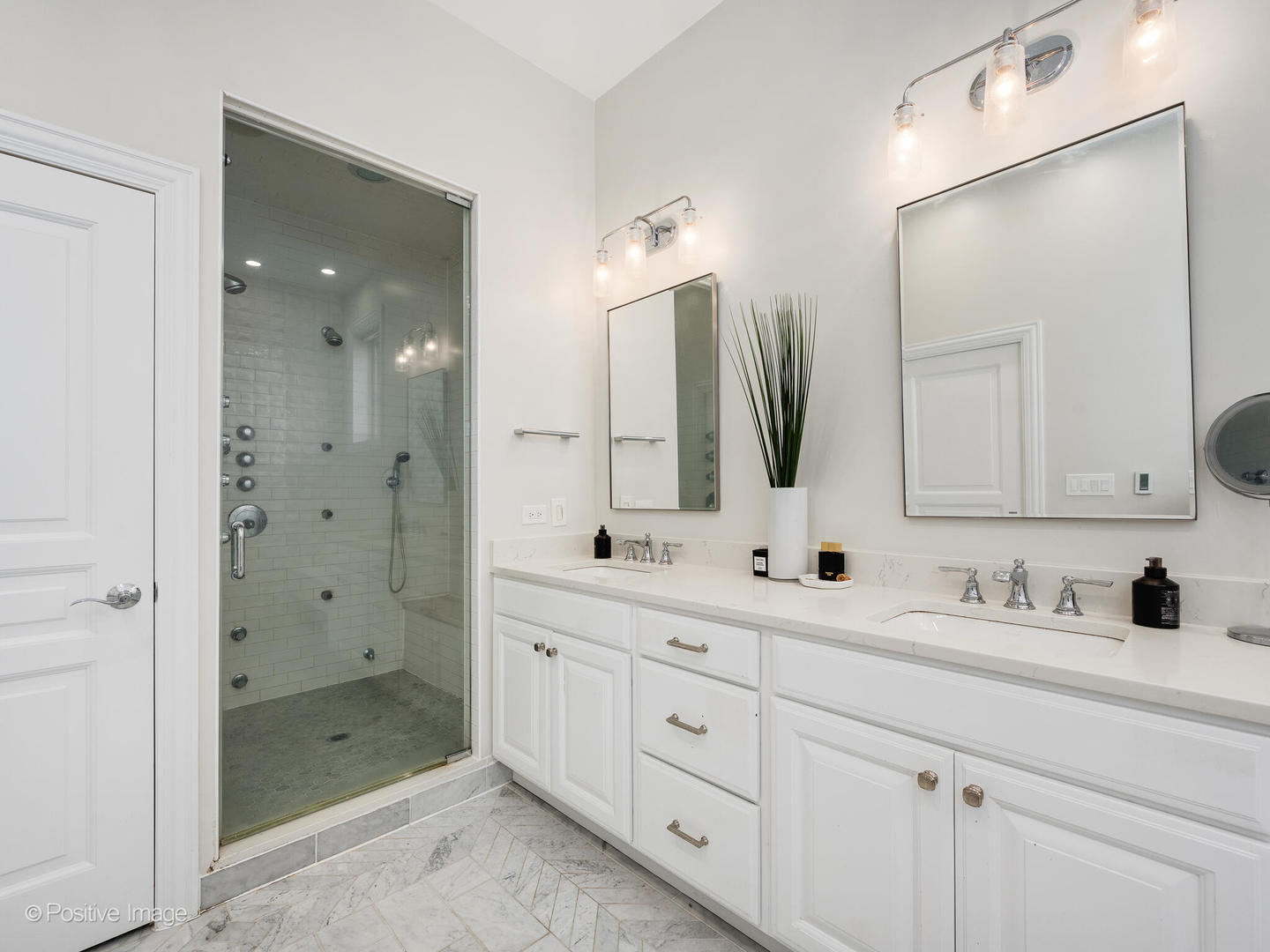 1359 West Fullerton Avenue, Unit PH Chicago, IL 60614 - Photo 21 of 33 a bathroom with double sink and a mirror