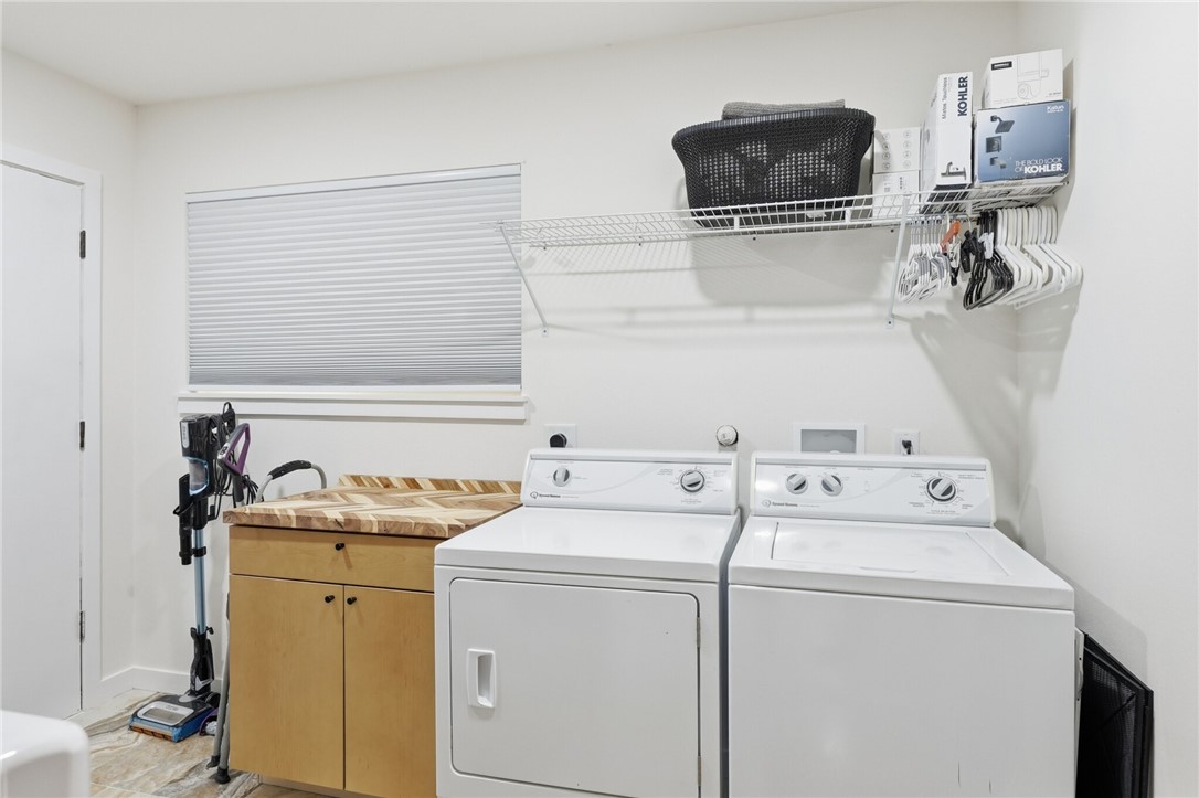 5513 March Street Robstown, TX 78380 - Photo 10 of 26 a utility room with dryer and washer