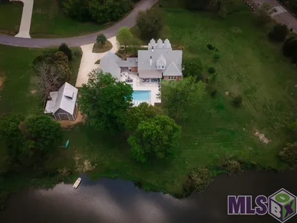 $935,000 | 5042 Thompson Cove Drive, St. Francisville, LA 70775