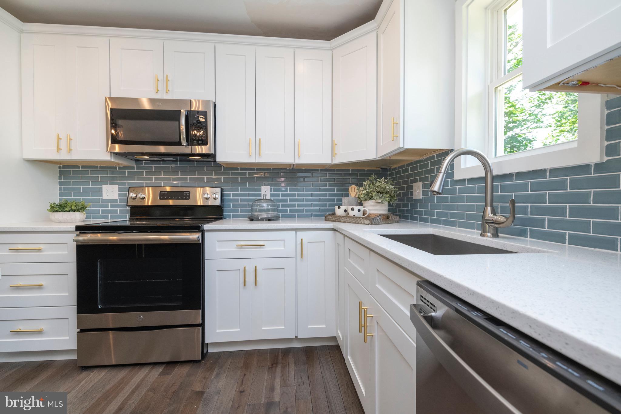 2918 Cedarhurst Road Finksburg, MD 21048 - Photo 13 of 50 Custom glass tile back splash!