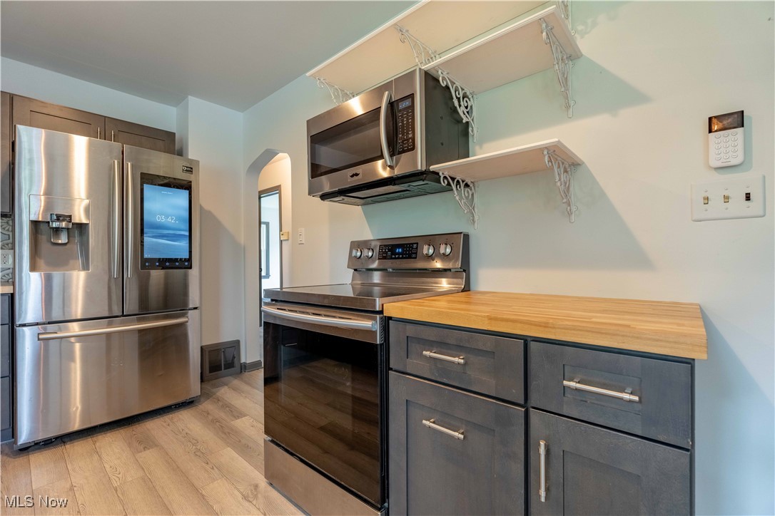 5728 Dailey Road New Franklin, OH 44319 - Photo 8 of 33