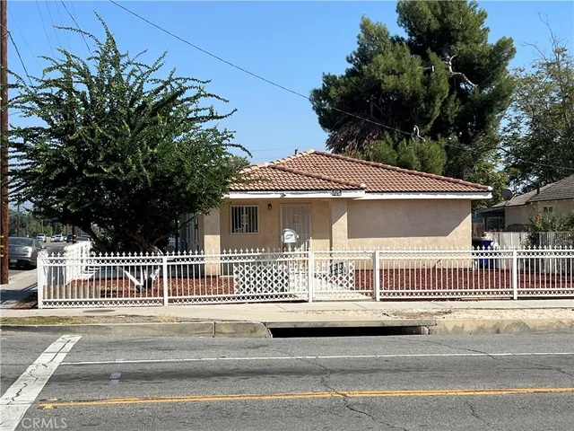 a view of a house with a small yard and plants