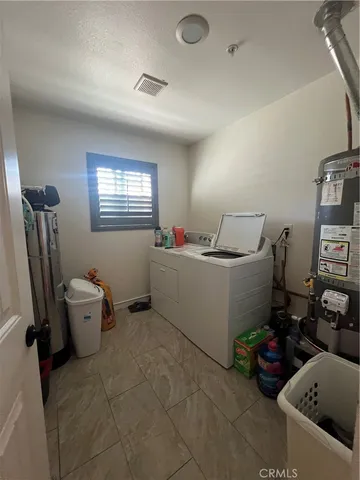 a view of entryway with elevator