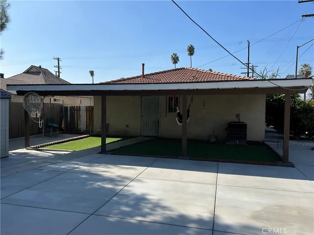 a view of a house with backyard and a tub