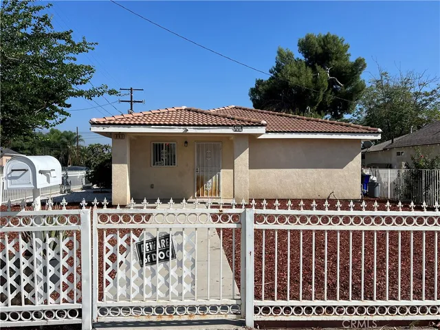 a view of entryway with bathtub