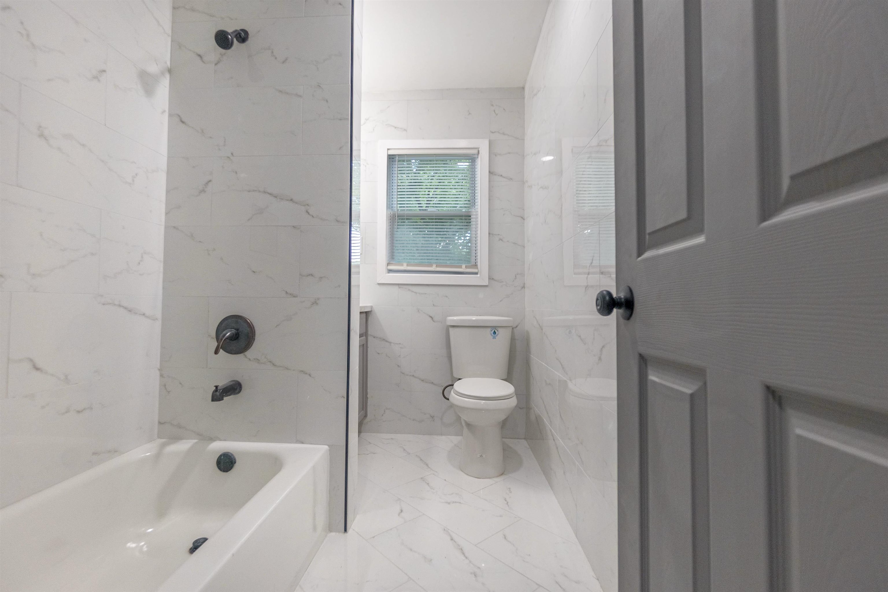 1011 Haledale Road Memphis, TN 38116 - Photo 18 of 25 a bathroom with a bathtub and a toilet