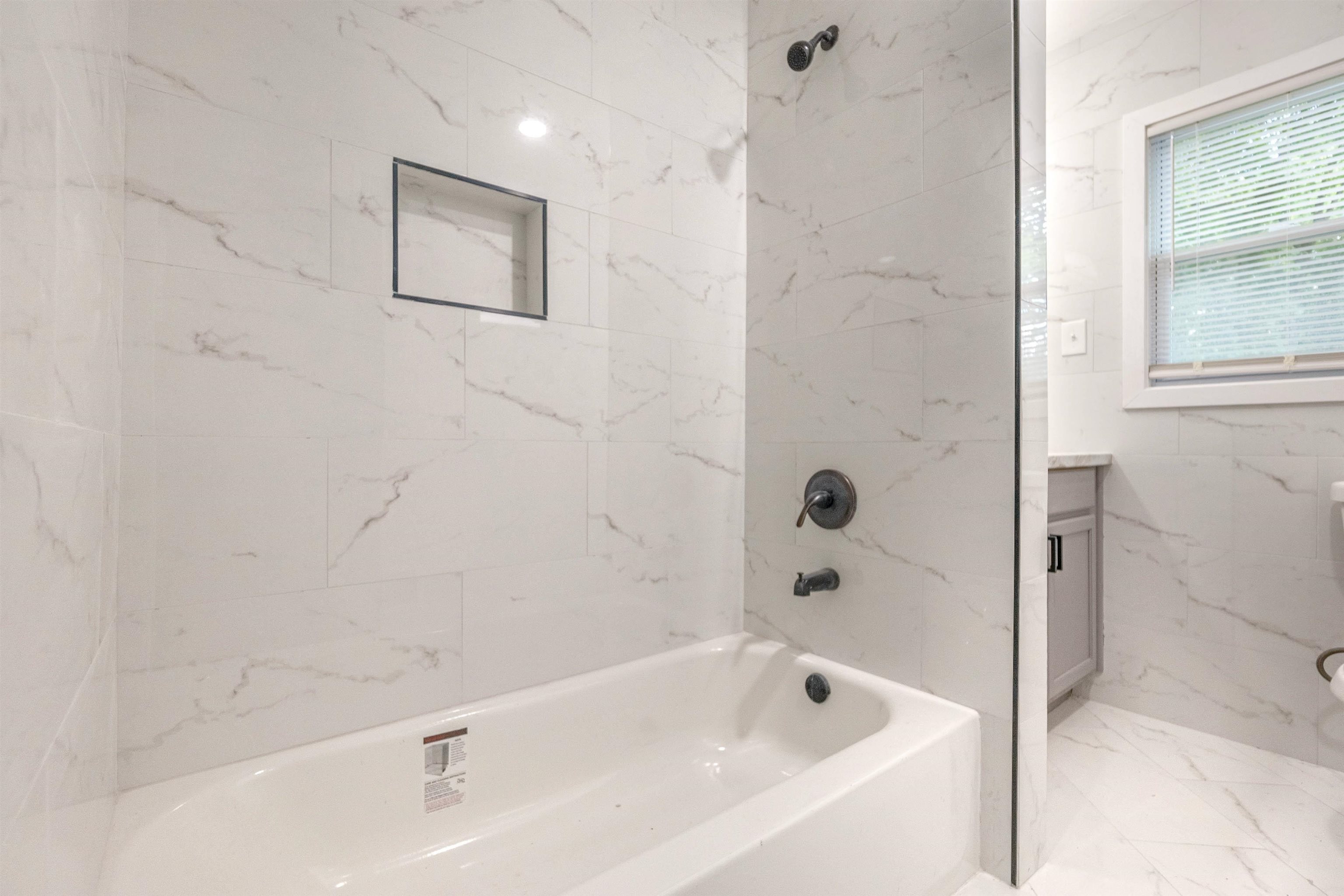 1011 Haledale Road Memphis, TN 38116 - Photo 19 of 25 a bathroom with a bathtub