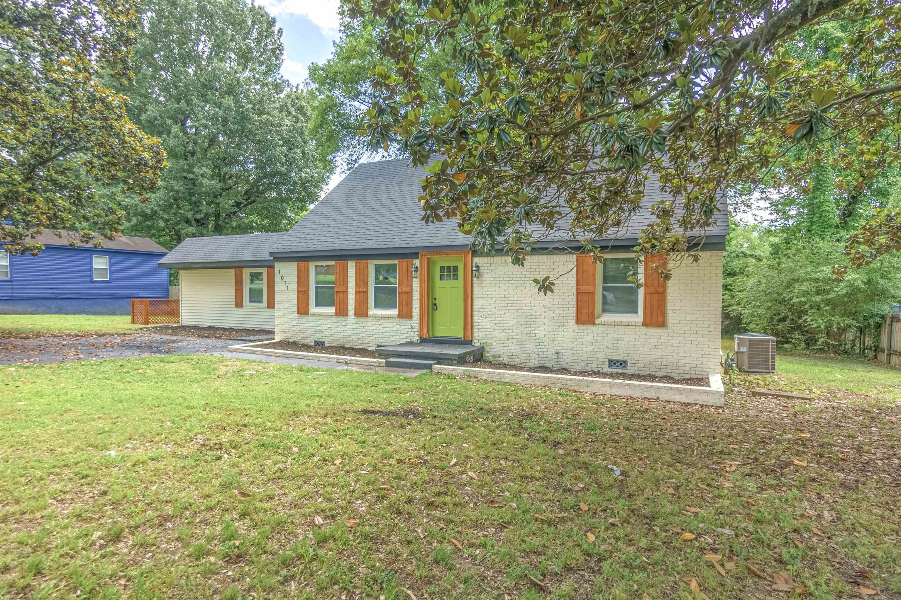 1011 Haledale Road Memphis, TN 38116 - Photo 3 of 25 a house with a garden
