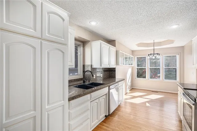 $439,900 | 12605 Glenwood Street, Leawood, KS 66209