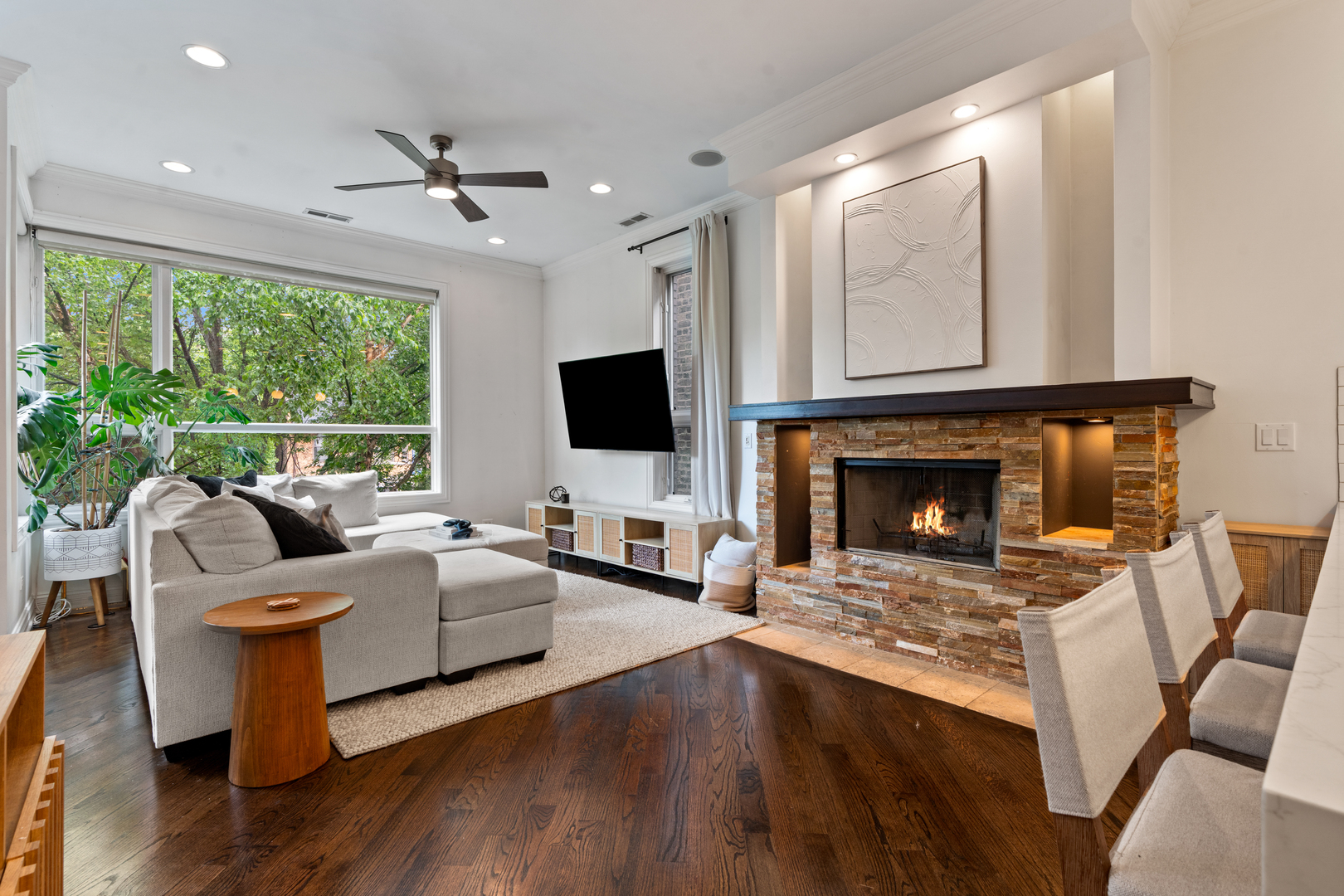 1131 West Addison Street, Unit 2 Chicago, IL 60613 - Photo 2 of 30 Gallery Image 2