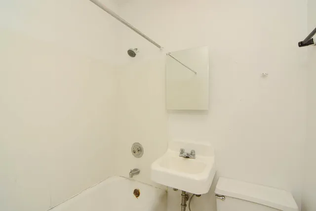 $900 | 4060 North Kenmore Avenue, Unit 203, Chicago, IL 60613