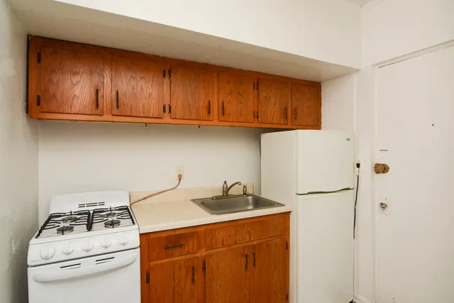 $900 | 4060 North Kenmore Avenue, Unit 203, Chicago, IL 60613