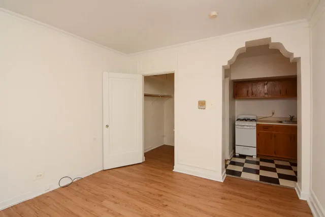 $900 | 4060 North Kenmore Avenue, Unit 203, Chicago, IL 60613