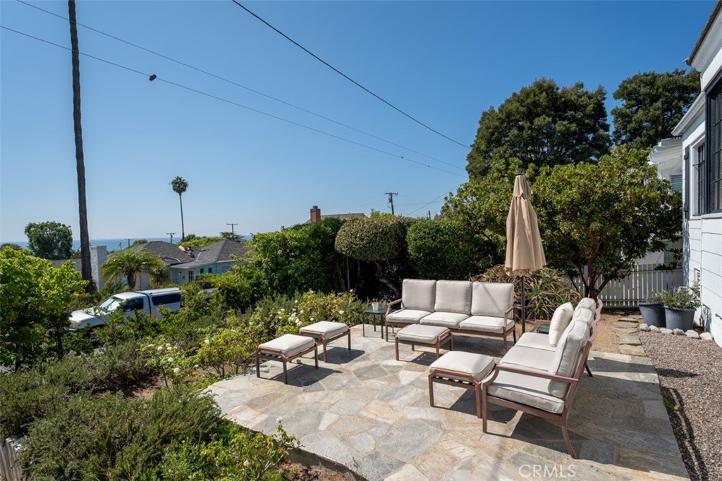 500 Mountain Road Laguna Beach, CA 92651 - Photo 2 of 36 a backyard of a house with lots of green space