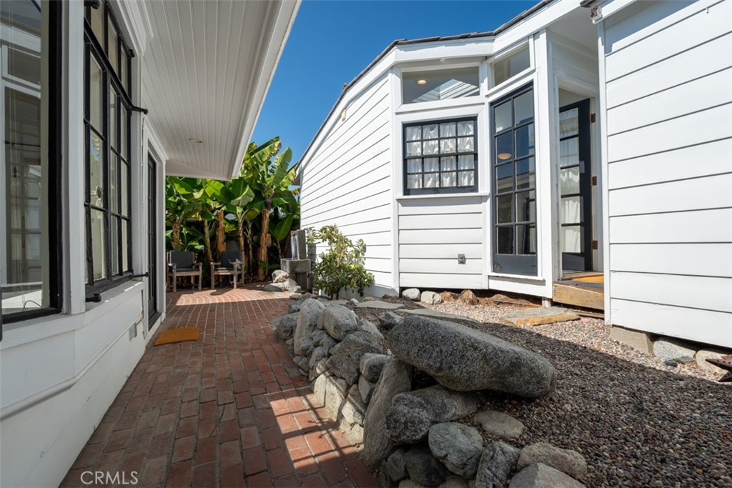 500 Mountain Road Laguna Beach, CA 92651 - Photo 25 of 36 a view of a house with backyard and sitting area