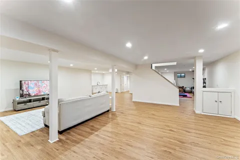 $2,850,000 | 8 Bolton Drive, Manhasset, NY 11030