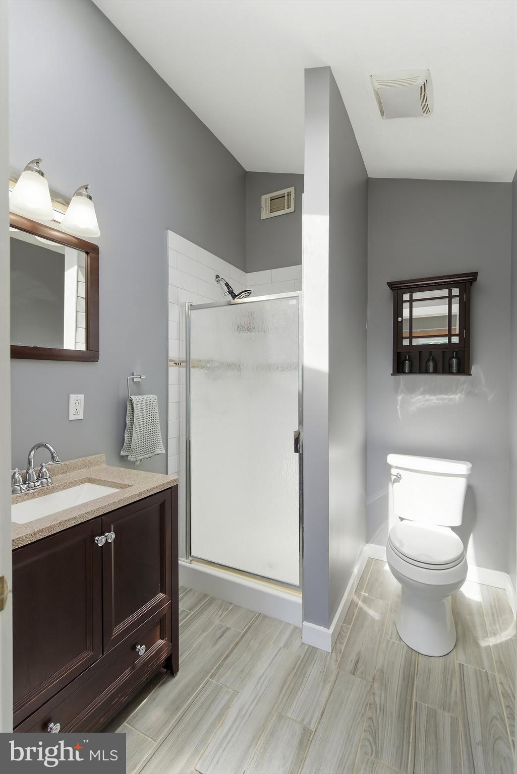 144 Maple Shade Avenue Hamilton, NJ 08610 - Photo 18 of 33 Full Bathroom