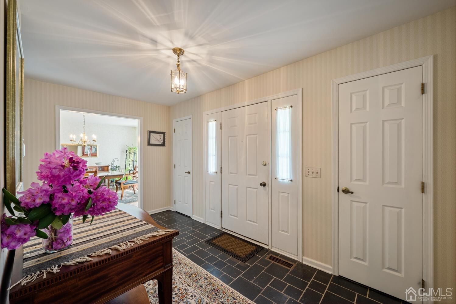 29 Dundee Road Kendall Park, NJ 08824 - Photo 6 of 34 Gallery Image 6