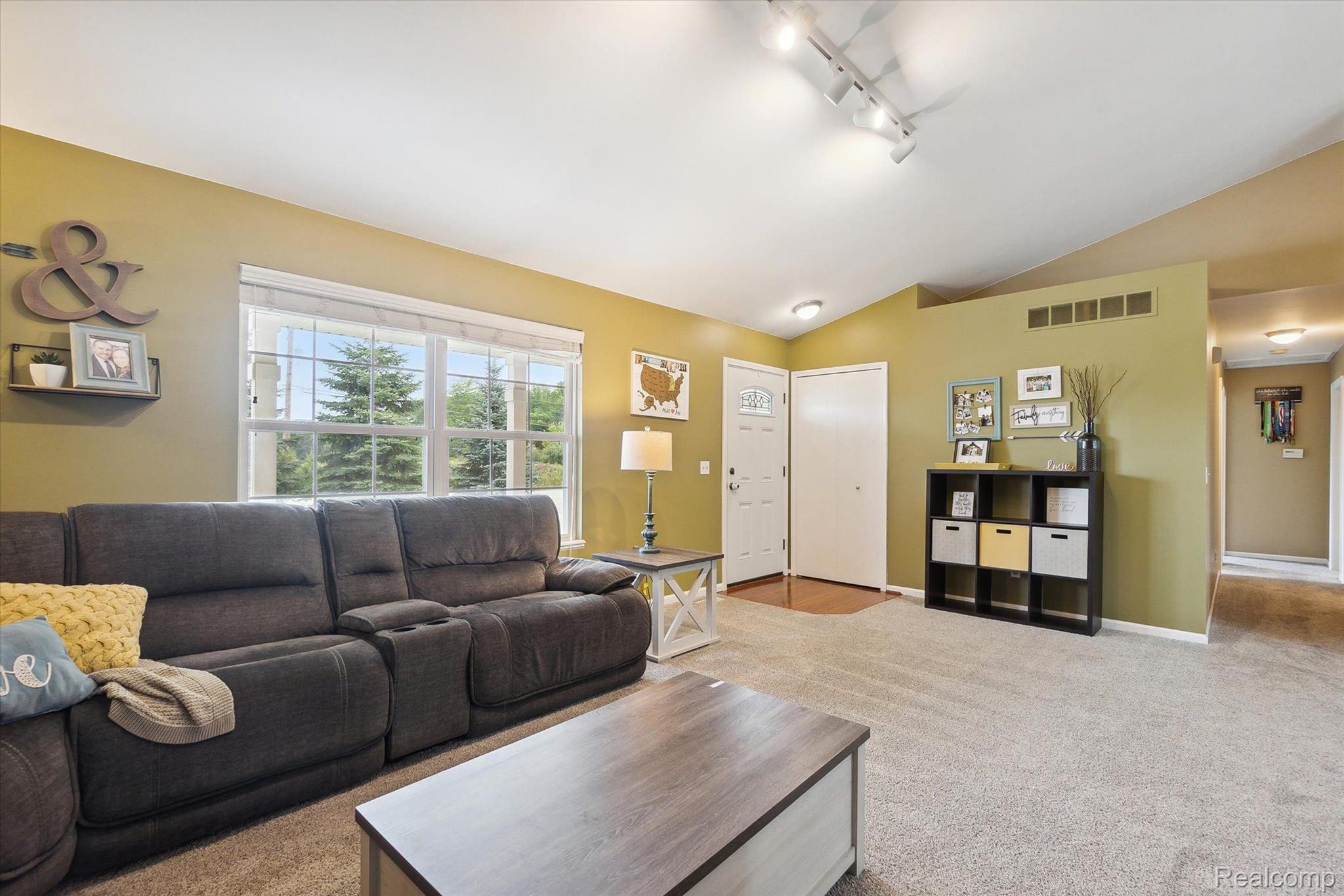 2475 West Thompson Road Fenton, MI 48430 - Photo 9 of 50