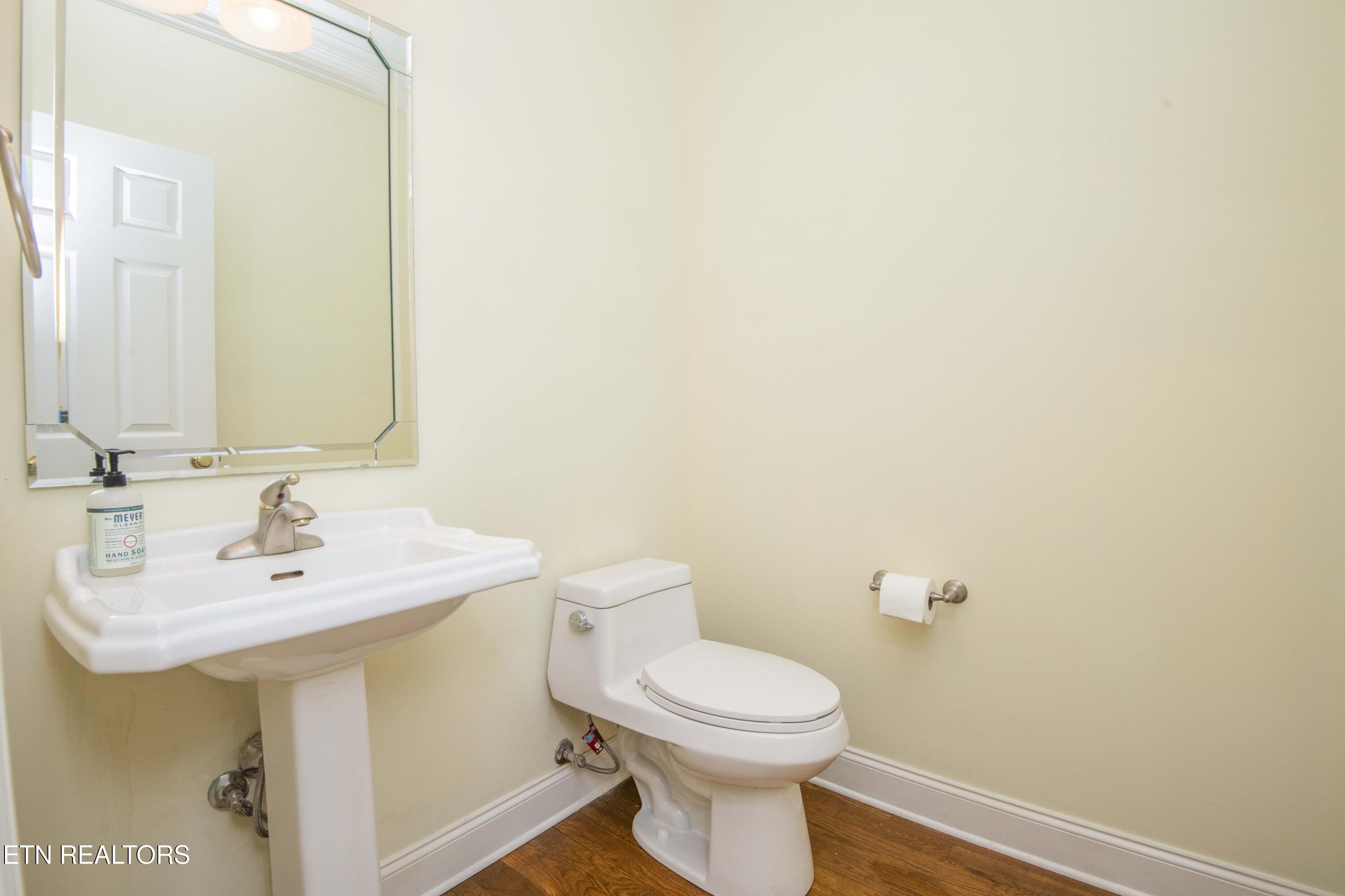 552 Windham Hill Road Knoxville, TN 37934 - Photo 35 of 60 Main half bath_1