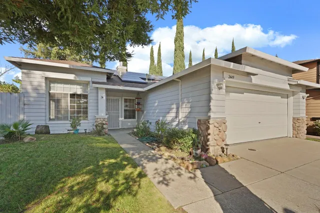 a view of a house with backyard