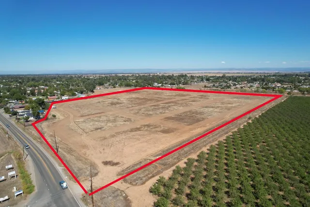 a view of a tennis ground with a projector