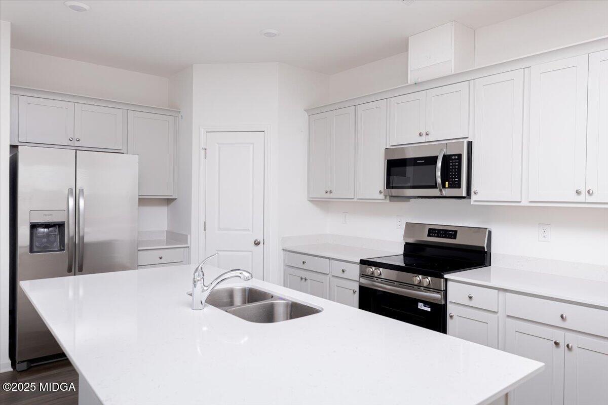 218 Hickory Rdg Trail Kathleen, GA 31047 - Photo 20 of 48 a kitchen with a sink a stove and refrigerator