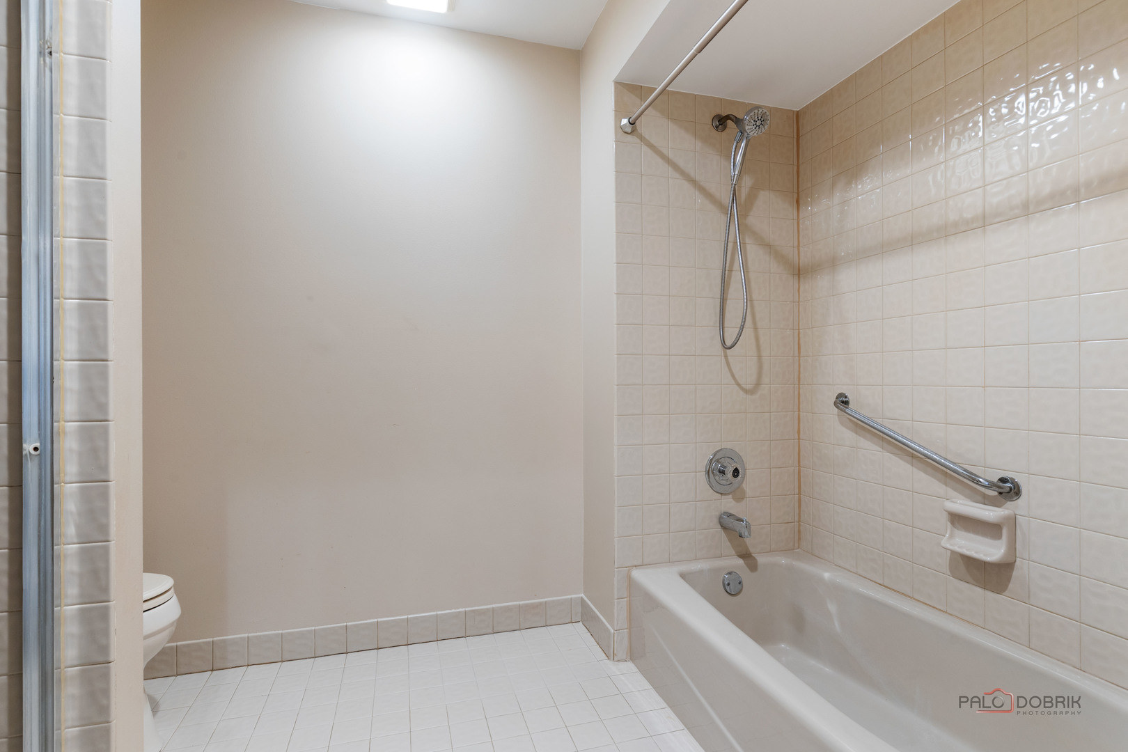 825 Downing Street Northbrook, IL 60062 - Photo 18 of 29 a bathroom with a bathtub and a shower