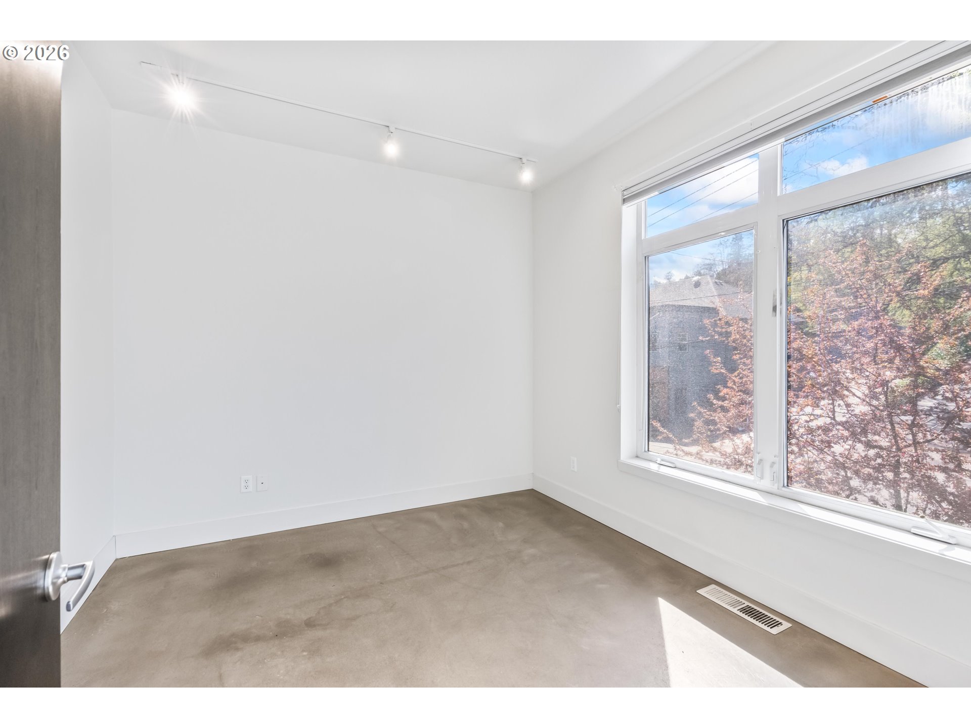 4644 South Kelly Avenue Portland, OR 97239 - Photo 21 of 42 a view of an empty room with a window