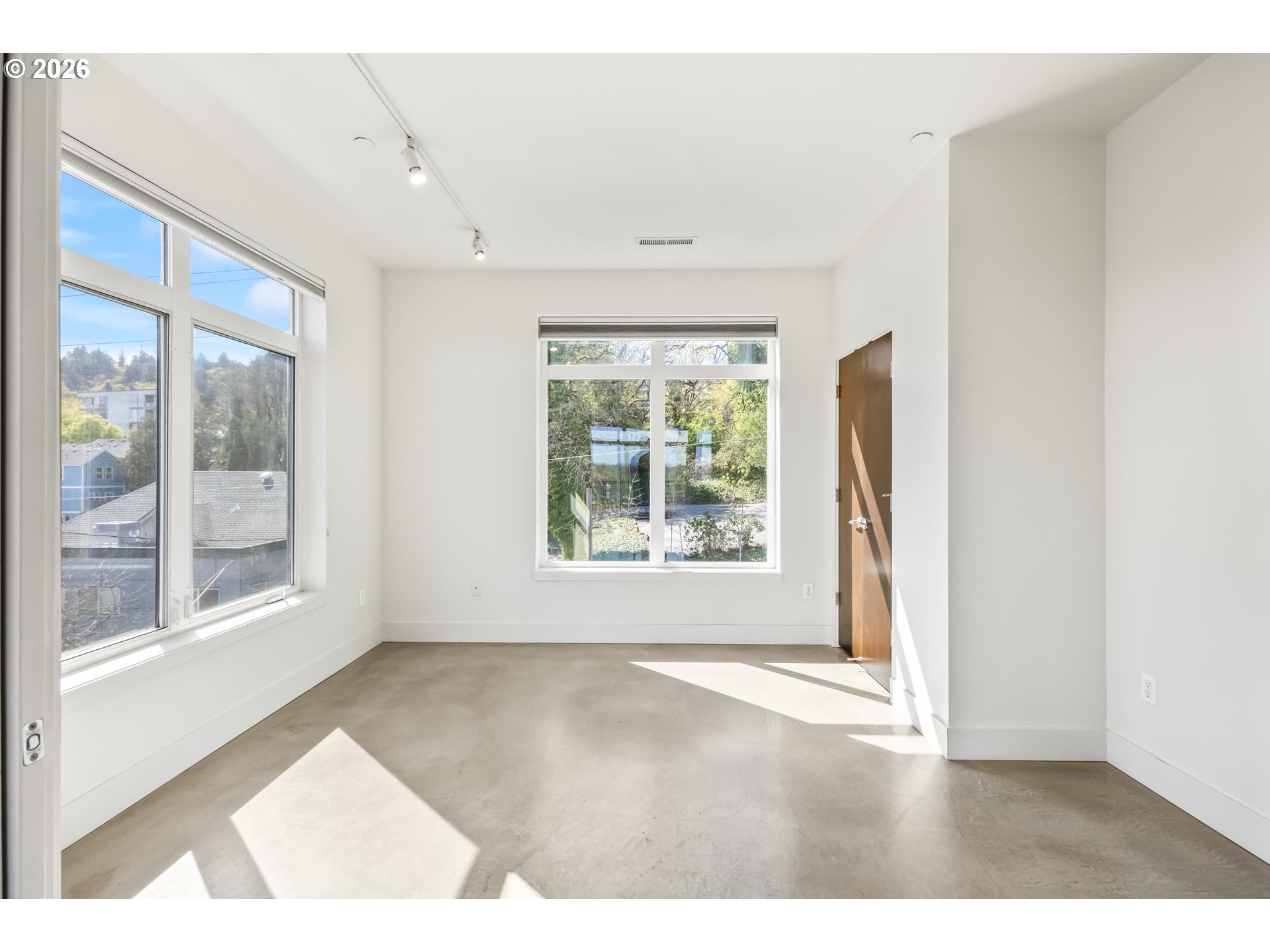 4644 South Kelly Avenue Portland, OR 97239 - Photo 28 of 42 a view of an empty room with a window