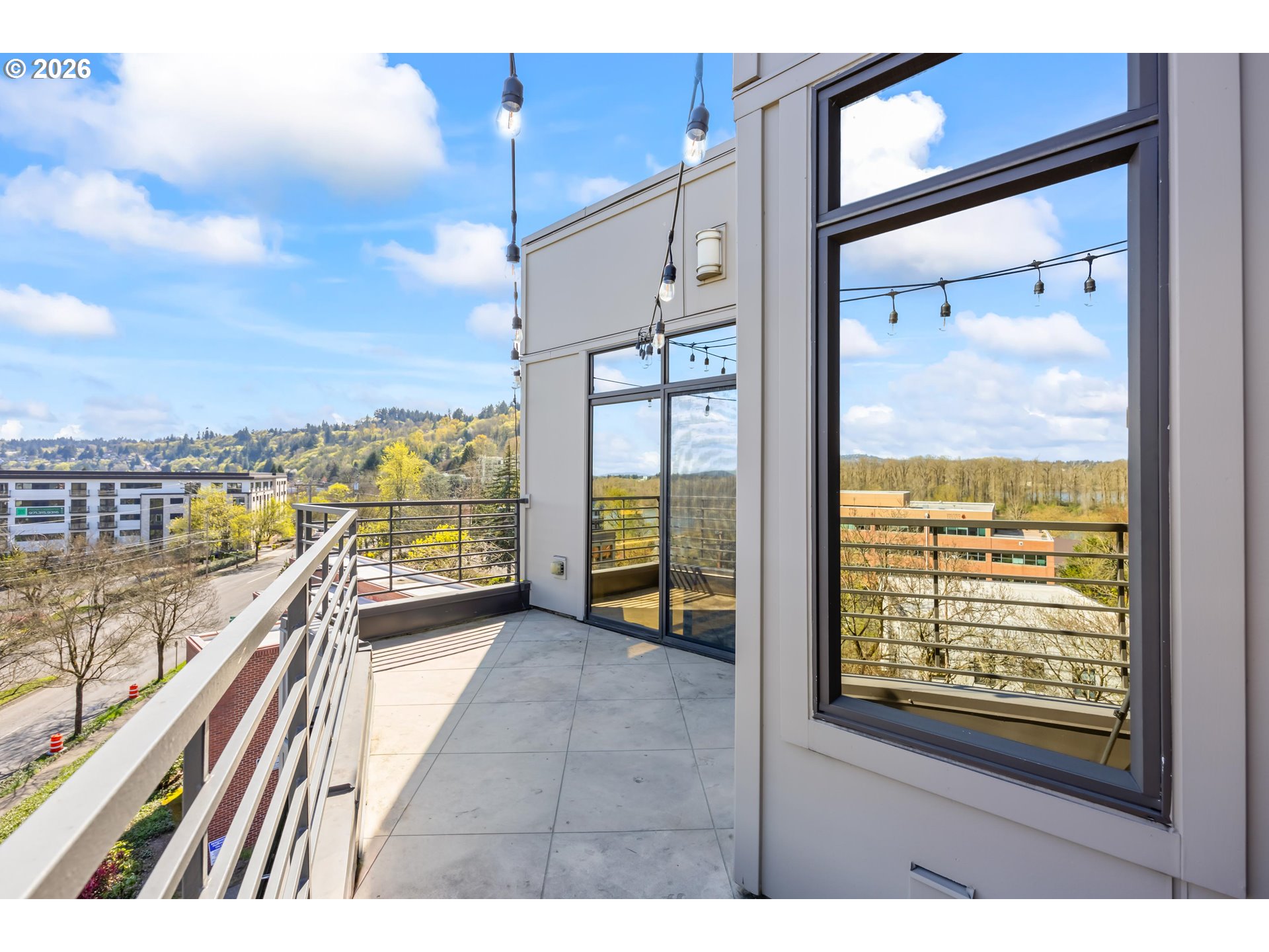 4644 South Kelly Avenue Portland, OR 97239 - Photo 30 of 42 a view of balcony with couch