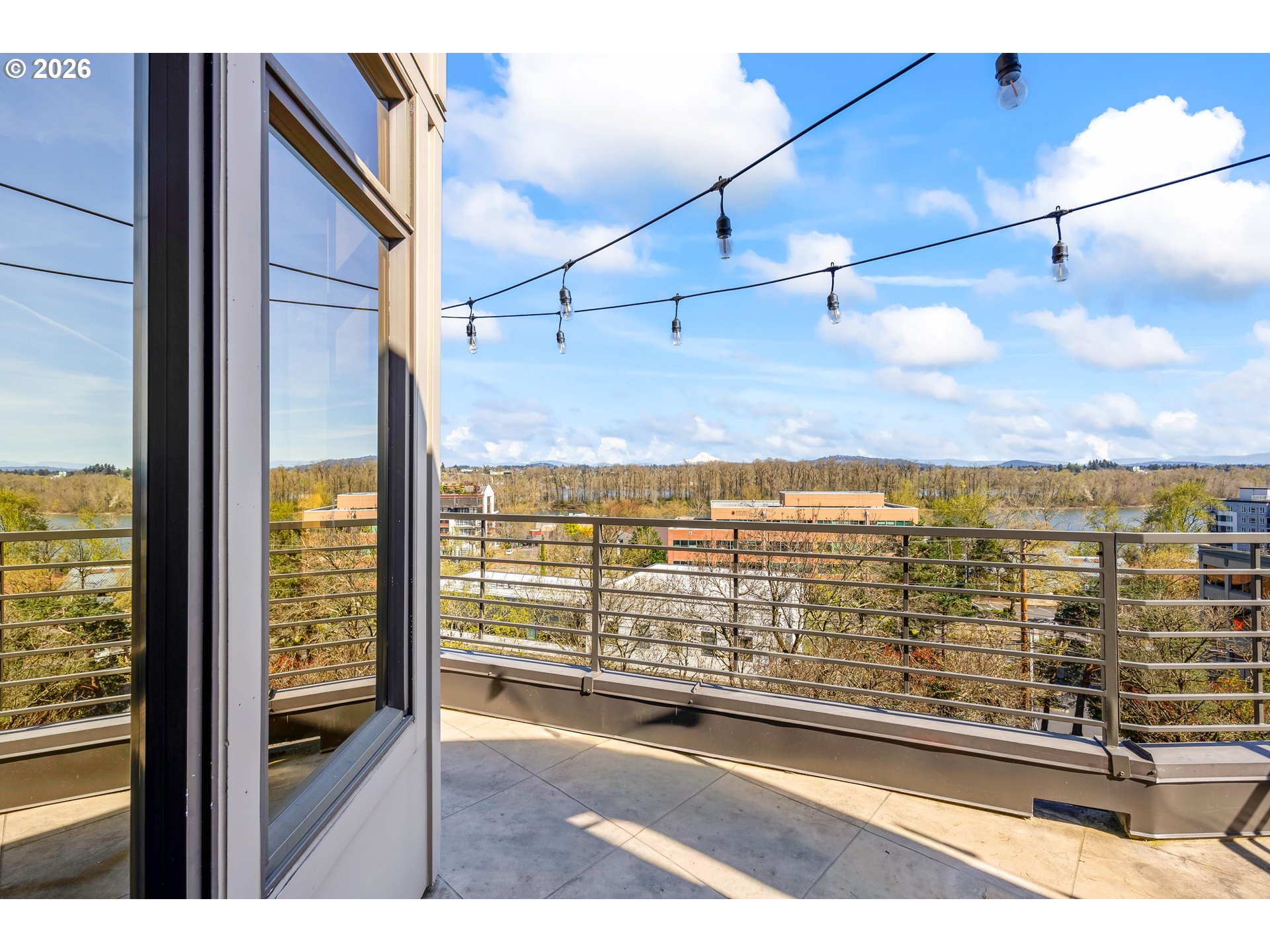 4644 South Kelly Avenue Portland, OR 97239 - Photo 32 of 42 a view of ocean from a window