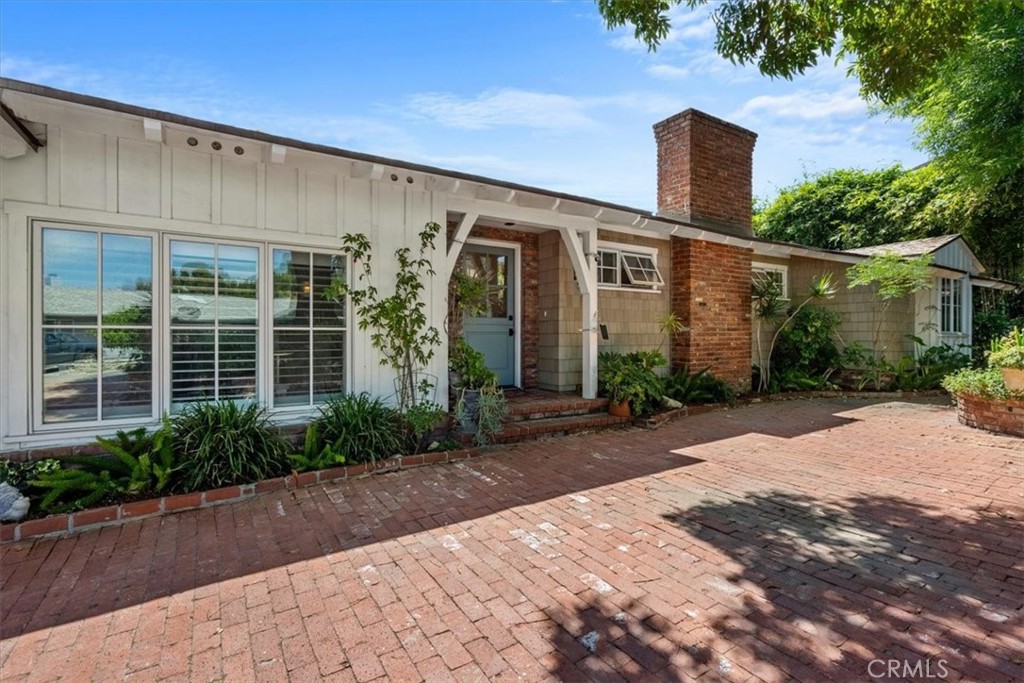 27064 Sunnyridge Road Palos Verdes Peninsula, CA 90274 - Photo 3 of 57 a front view of a house with garden
