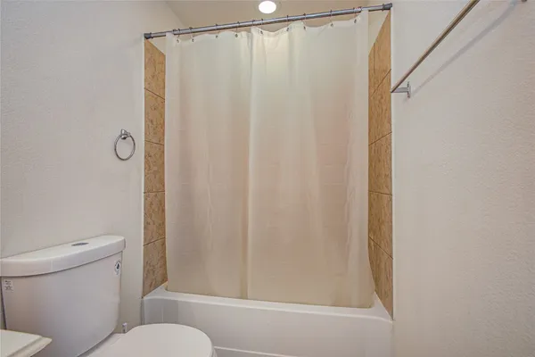 $2,200 | 4814 Mint Trail, Houston, TX 77066