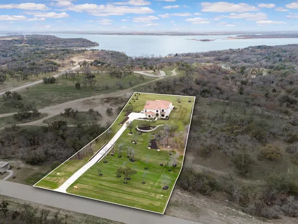 a view of a back yard of the house