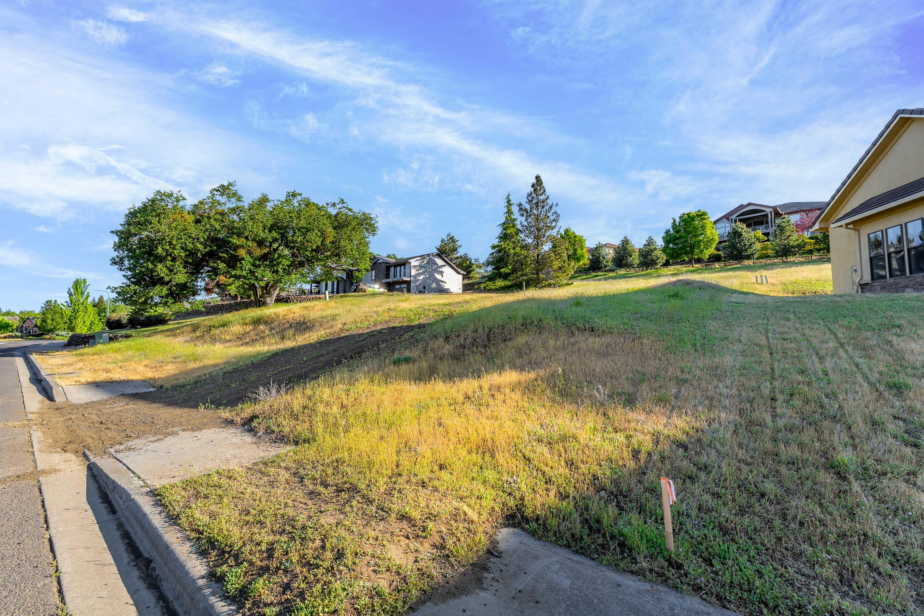 5626 Fallbrook Lane Medford, OR 97504 - Photo 8 of 22 Driveway & Curb