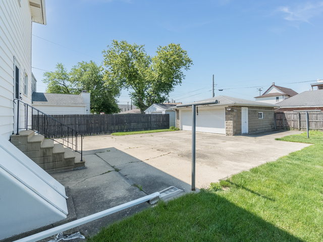 121 Davis Avenue, Unit 2 Rockdale, IL 60436 - Photo 11 of 11 a front view of a house with a yard