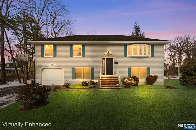 $899,000 | 92 Mandeville Avenue, Pequannock, NJ 07440