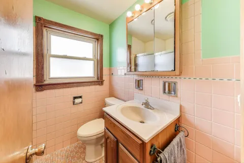 $379,000 | 6936 West Oakton Court, Niles, IL 60714