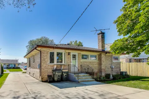 $379,000 | 6936 West Oakton Court, Niles, IL 60714