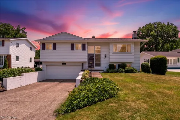 $324,900 | 5773 Sherwood Drive, North Olmsted, OH 44070