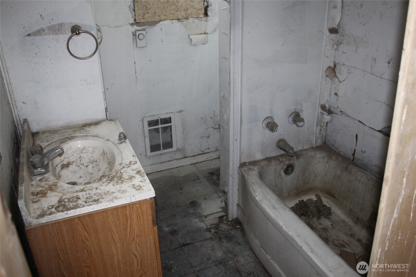113 Lutcher Avenue Lind, WA 99341 - Photo 11 of 13 a bathroom with a granite countertop sink a toilet and bathtub