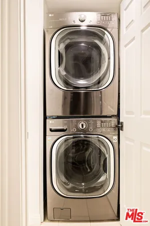 a close up view of a washer and dryer