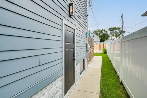a view of a pathway with a house