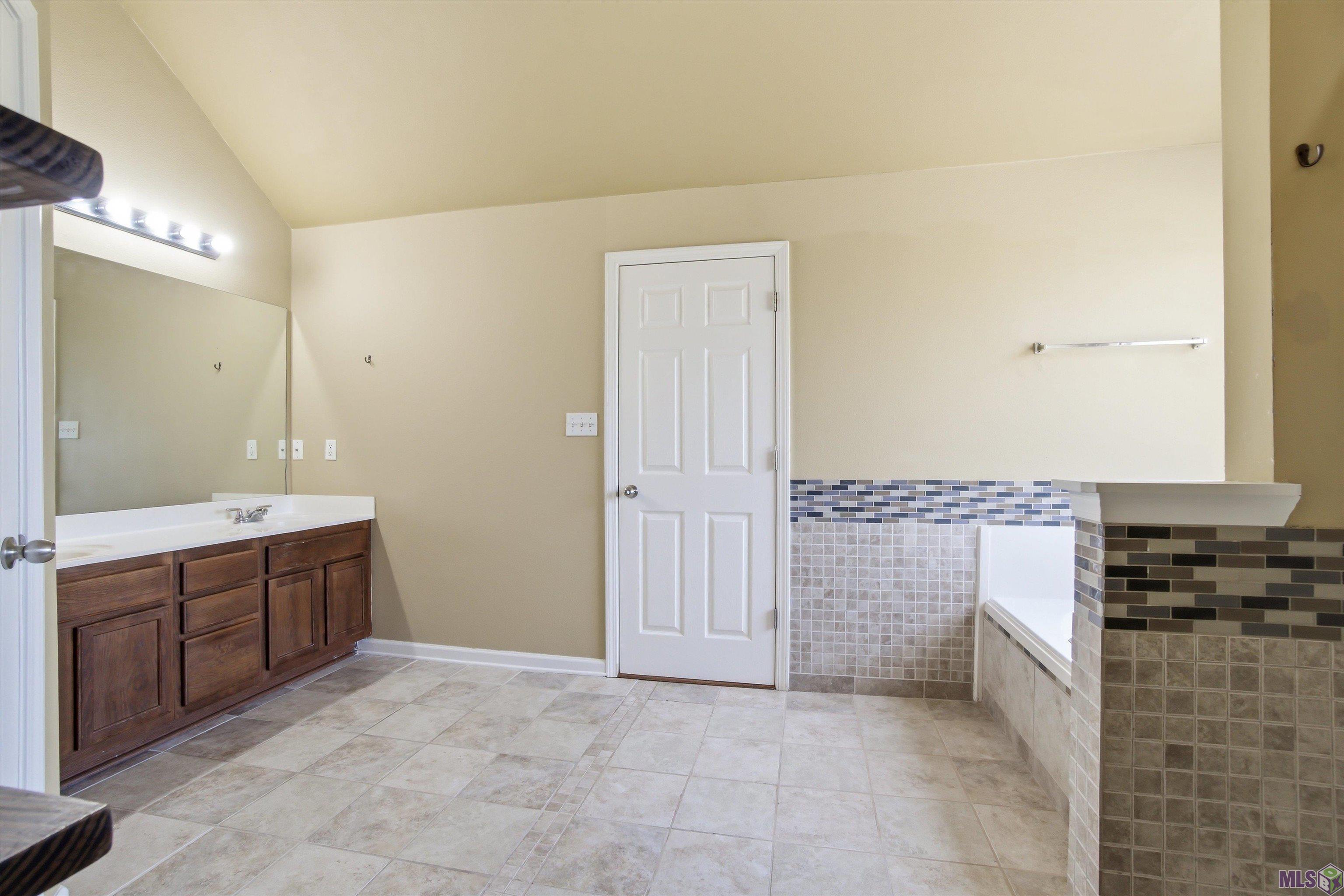 14222 Cedar Pointe Avenue Baton Rouge, LA 70809 - Photo 15 of 29 Master Bath
