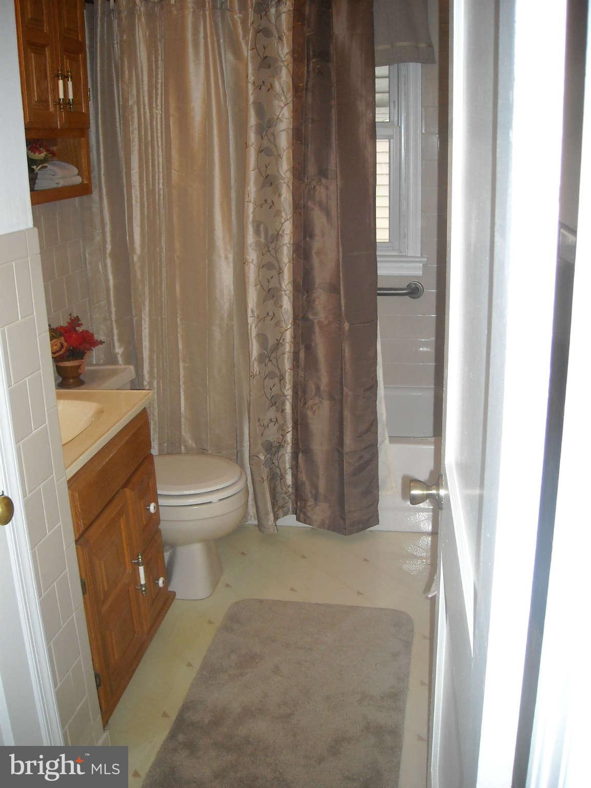 823 South Woodlynn Road Baltimore, MD 21221 - Photo 16 of 23 Bath